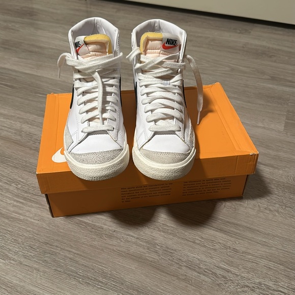 Nike Blazer Mid ‘77 Vintage Shoes - Picture 3 of 8